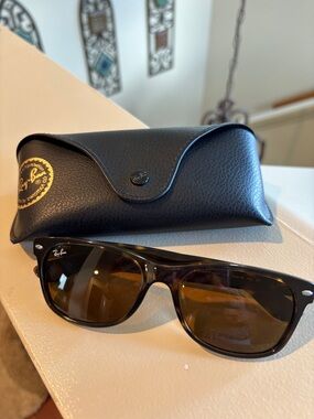 Ray-Ban Tortoise Wayfarer Sunglasses with Brown Lenses like new
